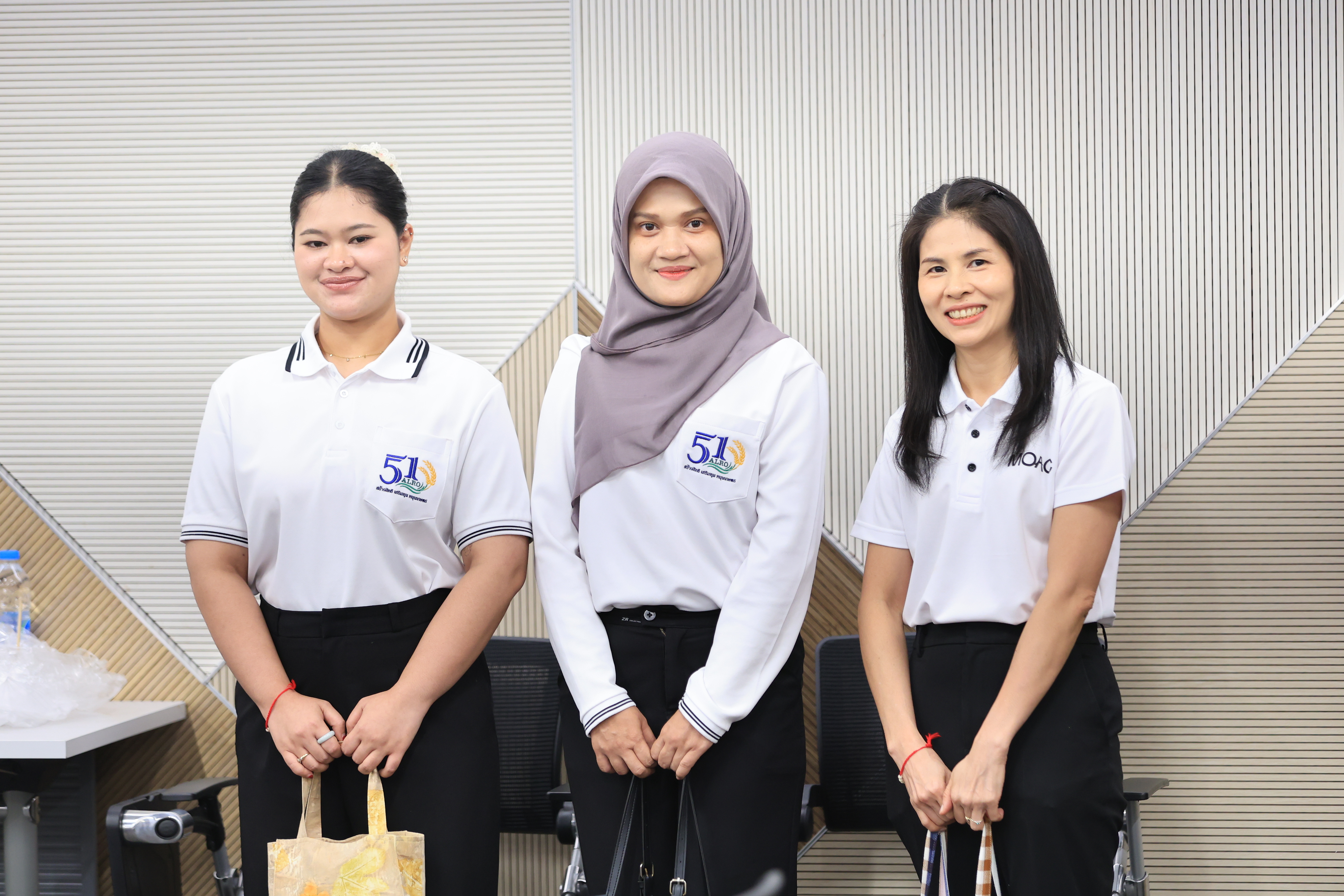 title - คณะผู้บริหาร ส.ป.ก. บันทึกเทปถวายพระพรชัยมงคล สมเด็จพระนางเจ้าสุทิดา พัชรสุธาพิมลลักษณ พระบรมราชินี เนื่องในโอกาสวันเฉลิมพระชนมพรรษา 48 พรรษา